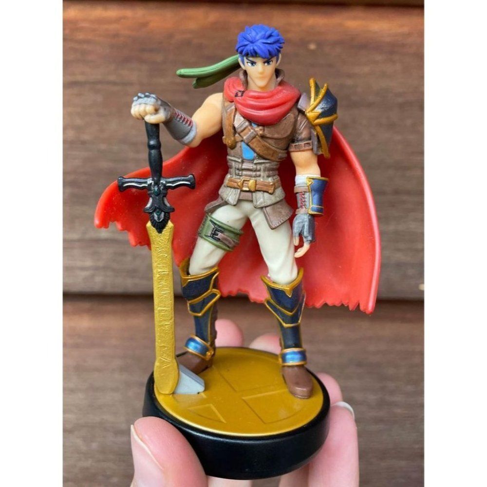 Ike super smash Bros Amiibo figure